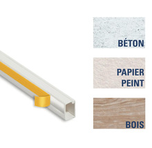 Goulotte de câbles en plastique avec bande adhésive et exemples d'application pour béton, papier peint et bois