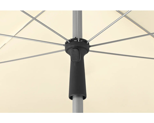 Detailansicht eines Sonnenschirms mit Streben, Mast und Kurbelmechanismus