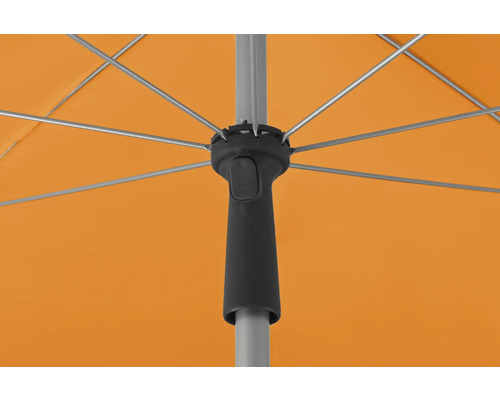 Detailansicht eines geöffneten Sonnenschirms mit Streben und Mechanik