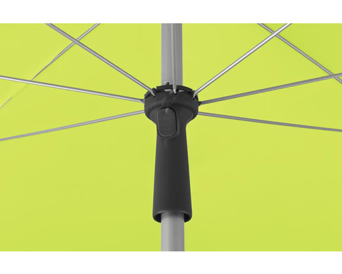 Detailansicht eines geöffneten Sonnenschirms mit Gestell