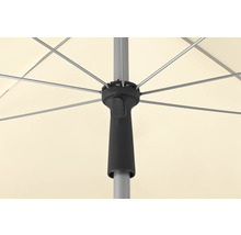 Detailaufnahme eines Sonnenschirms mit Metallstreben und einem Mechanismus zum Öffnen und Schließen