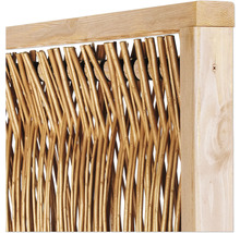 Detailansicht eines Sichtschutzzauns aus Holz und Weide