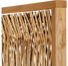 Detailaufnahme eines Sichtschutzzauns aus Holz und Weide