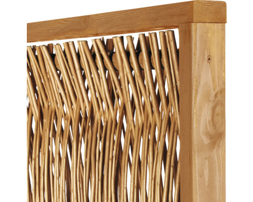 Detailaufnahme eines Sichtschutzzauns aus Holz und Weide