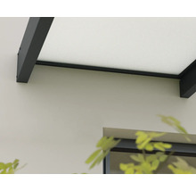 Detailansicht eines modernen Vordachs mit dunklem Metallrahmen und mattierter Abdeckung an einer Wand.