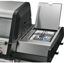 Vue détaillée d'un gril à gaz avec plaque de cuisson allumée.