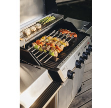 Barbecue avec brochettes, champignons farcis, asperges et poisson sur la grille