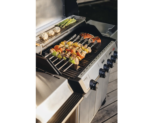 Barbecue avec brochettes, champignons farcis, asperges et poisson sur la grille