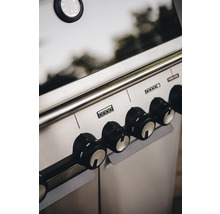 Gros plan d'un barbecue à gaz avec indicateur de température et boutons de commande