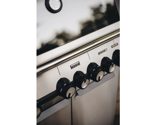 Gros plan d'un barbecue à gaz avec indicateur de température et boutons de commande