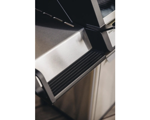 Vue détaillée d'un barbecue à gaz Monroe Pro en acier inoxydable.