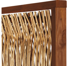 Detailansicht eines Sichtschutzelements aus Holz und Weide
