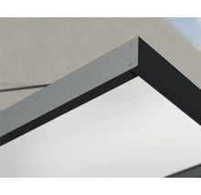 Detailansicht einer anthrazitfarbenen Rahmenecke aus Metall mit einer lichtdurchlässigen Platte für ein Vordach.