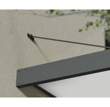 Detail eines modernen Vordachs aus Metall mit Zugstange an einer strukturierten Außenwand.