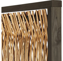 Detailansicht eines Sichtschutzelements aus Weidenholz mit Holzrahmen