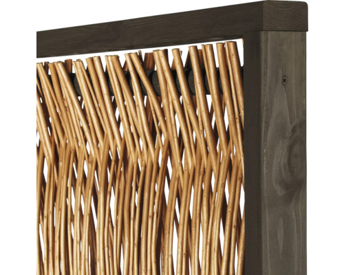Detailansicht eines Sichtschutzelements aus Weidenholz mit Holzrahmen