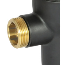 Gros plan d'un raccord d'eau noir avec filetage doré.