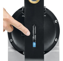 Vue détaillée d'un appareil avec indicateur de niveau, actionné par une main