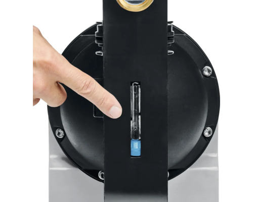 Vue détaillée d'un appareil avec indicateur de niveau, actionné par une main