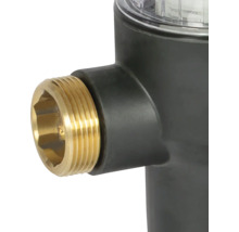 Gros plan d'un filtre à eau avec raccord en laiton