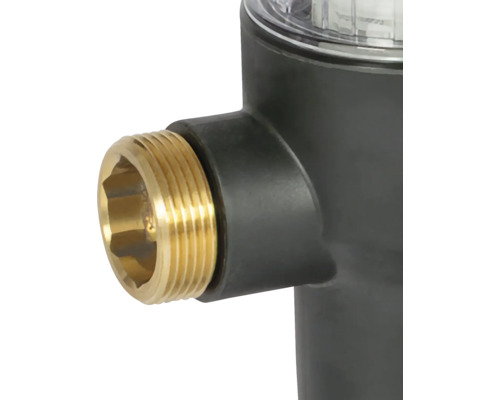 Gros plan d'un filtre à eau avec raccord en laiton