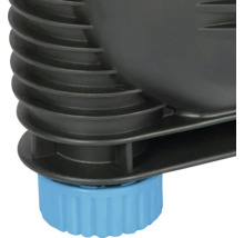 Vue détaillée d'un filtre de bassin gris avec un pied bleu