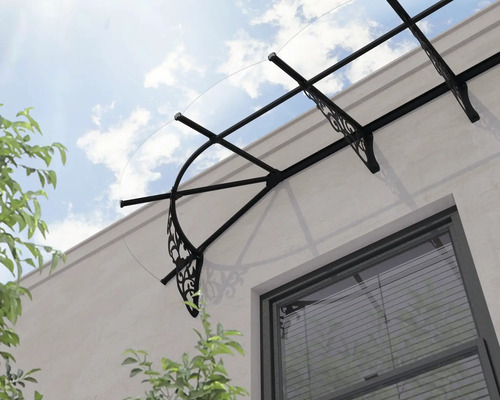 Marquise avec toit transparent et supports en métal noir décorés au-dessus d une fenêtre.