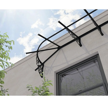 Marquise avec toit transparent et supports en métal noir décorés au-dessus d une fenêtre.