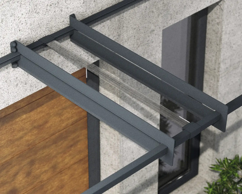 Détail d'un auvent avec cadre en aluminium anthracite et couverture en verre transparent sur une façade.