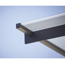 Détail d'un auvent avec profilé en aluminium anthracite et couverture en plastique transparent.