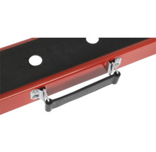 Detailansicht einer roten Werkzeugkiste mit schwarzem Einsatz und Tragegriff