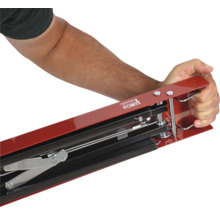 Person bedient Ladungssicherungsbalken