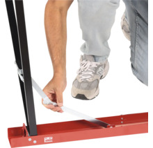 Cargo Point Logo und eine Person, die eine Fußleiste befestigt