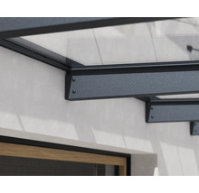 Détail de la fixation murale pour auvent en aluminium et verre.