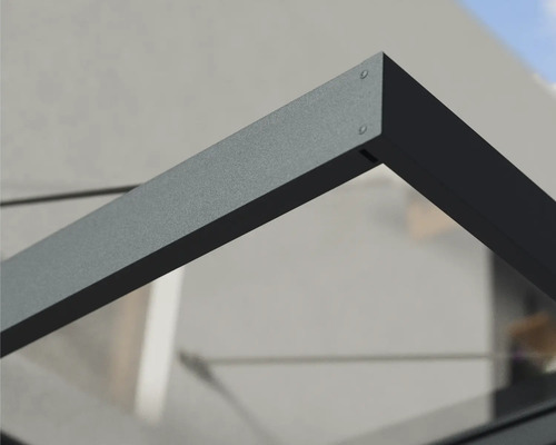 Vue détaillée d'une marquise moderne avec cadre en aluminium anthracite et panneau en verre transparent.