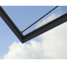 Vue détaillée d'une toiture de terrasse avec cadre en aluminium anthracite et vitrage.