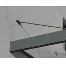 Vue détaillée d une marquise moderne avec un cadre en métal anthracite et une barre de traction, fixée sur un mur extérieur.