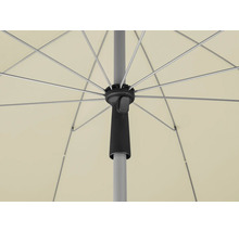 Detailansicht eines Sonnenschirms mit Streben, Mast und Öffnungsmechanismus