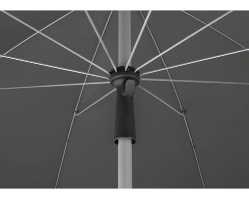 Detailansicht eines Sonnenschirms mit Streben, Schirmdach und Mast