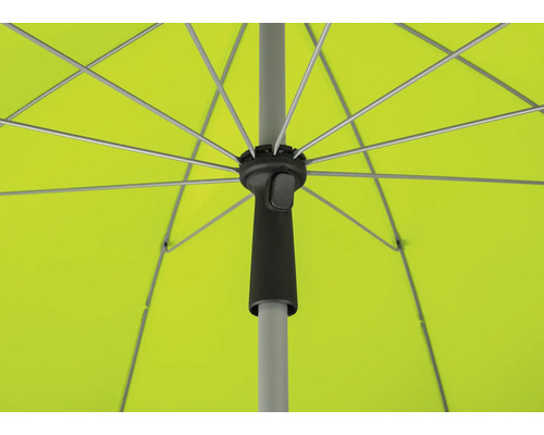 Detailansicht eines Sonnenschirms mit hellgrünem Schirmbezug und silberfarbenem Gestänge
