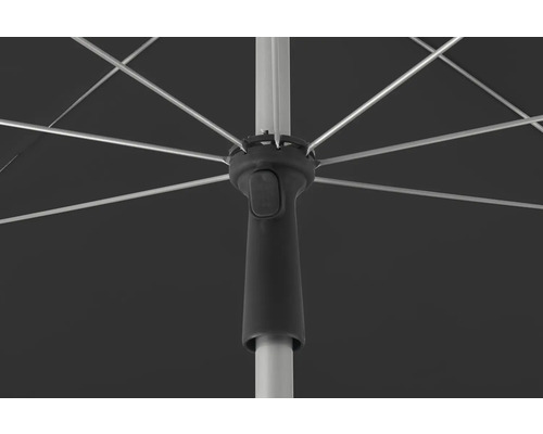 Detailaufnahme eines Sonnenschirms mit Streben und Mast