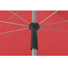 Detailansicht eines Sonnenschirms mit rotem Stoff und silbergrauen Streben