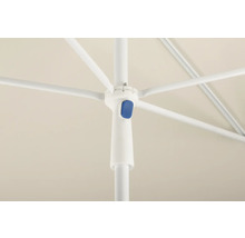 Detailaufnahme eines Sonnenschirms mit Mechanismus zum Öffnen und Schließen