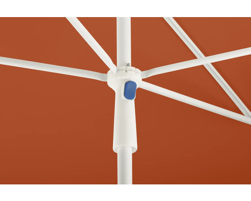 Detailansicht eines geöffneten Sonnenschirms mit orangefarbener Bespannung, weissem Gestell und blauem Knopf