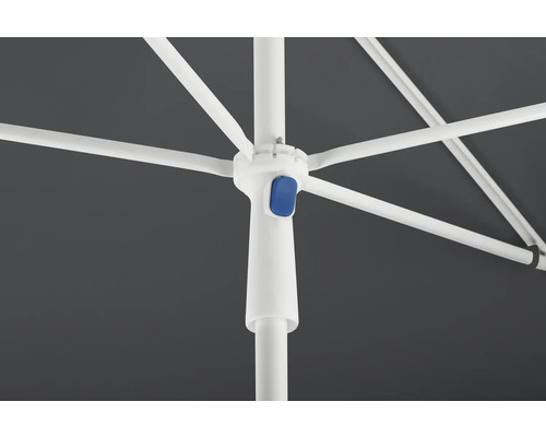 Detailansicht eines Sonnenschirms mit weißem Gestell und blauem Knopf