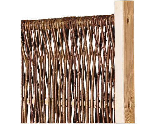 Detailaufnahme eines Flechtzaunelements aus Weide mit Holzpfosten