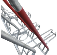 Vue détaillée d'un élément d'échafaudage avec tuyau de descente rouge