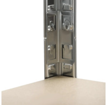 Detailaufnahme eines Regalsystems mit Metallelementen und einer Regalbodenplatte