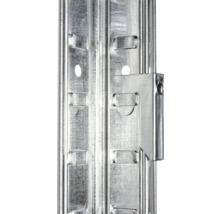 Detailansicht eines Metallprofils mit Aussparungen und Befestigungselement