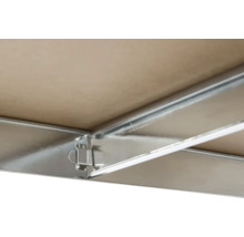 Detailansicht eines Klapptisches mit Metallrahmen und Holzplatte